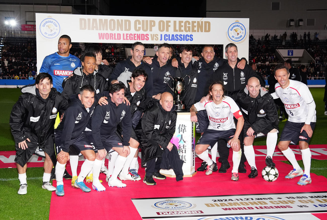 ワールドレジェンズ対Jクラシックス　勝利し写真に納まるワールドレジェンズの選手たち（撮影・江口和貴）