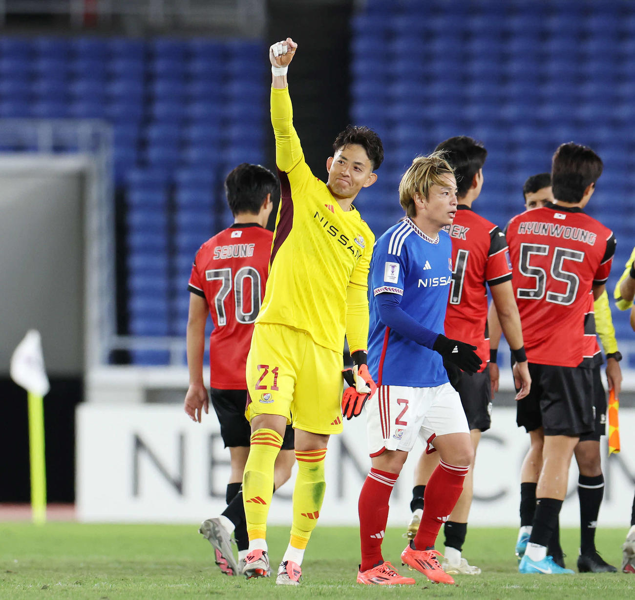 横浜対浦項　後半、PKを止め勝利した横浜GK飯倉（左）は笑顔でガッツポーズする（撮影・宮地輝）