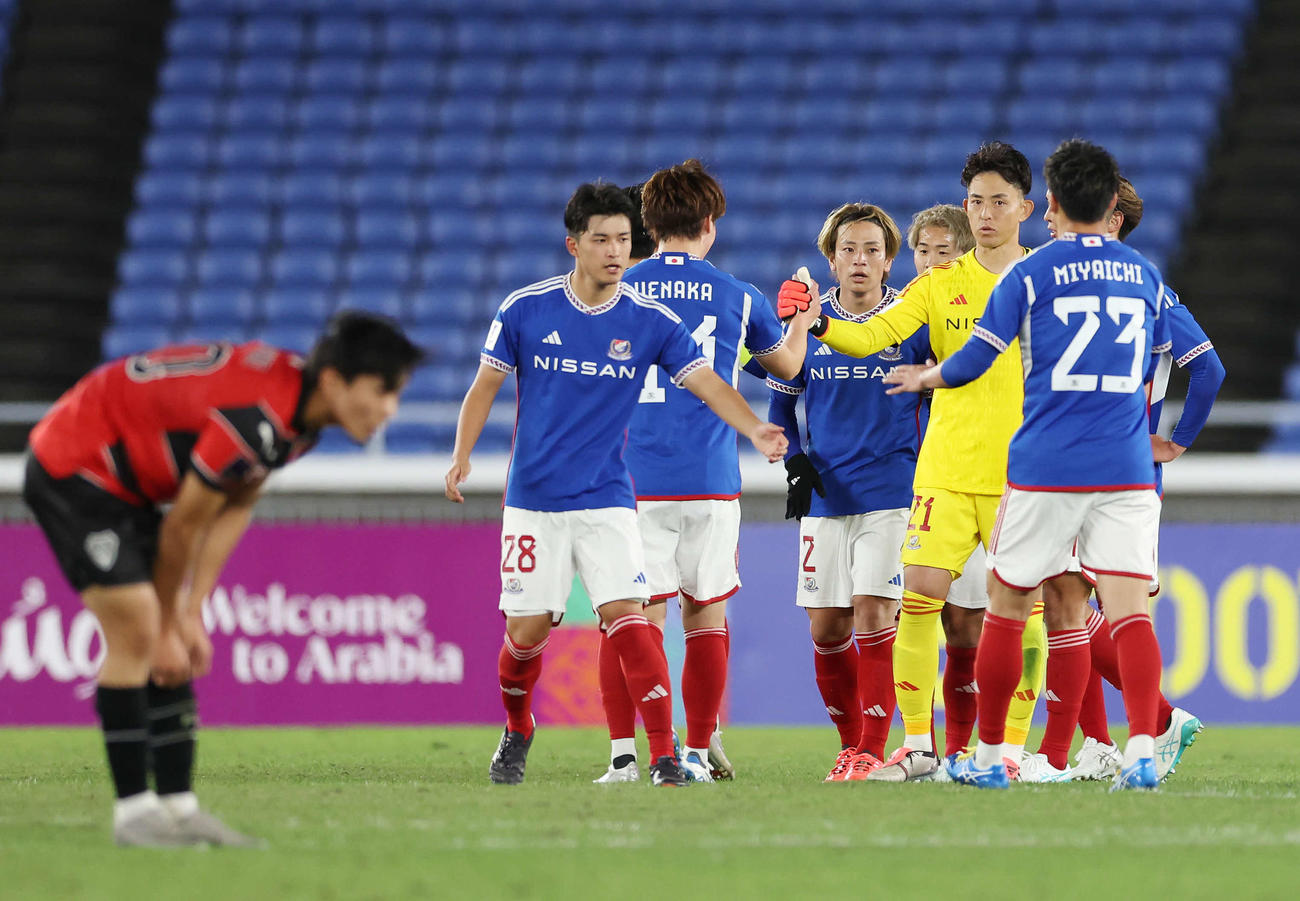 横浜対浦項　勝利しチームメートとタッチを交わす横浜GK飯倉（右）（撮影・宮地輝）