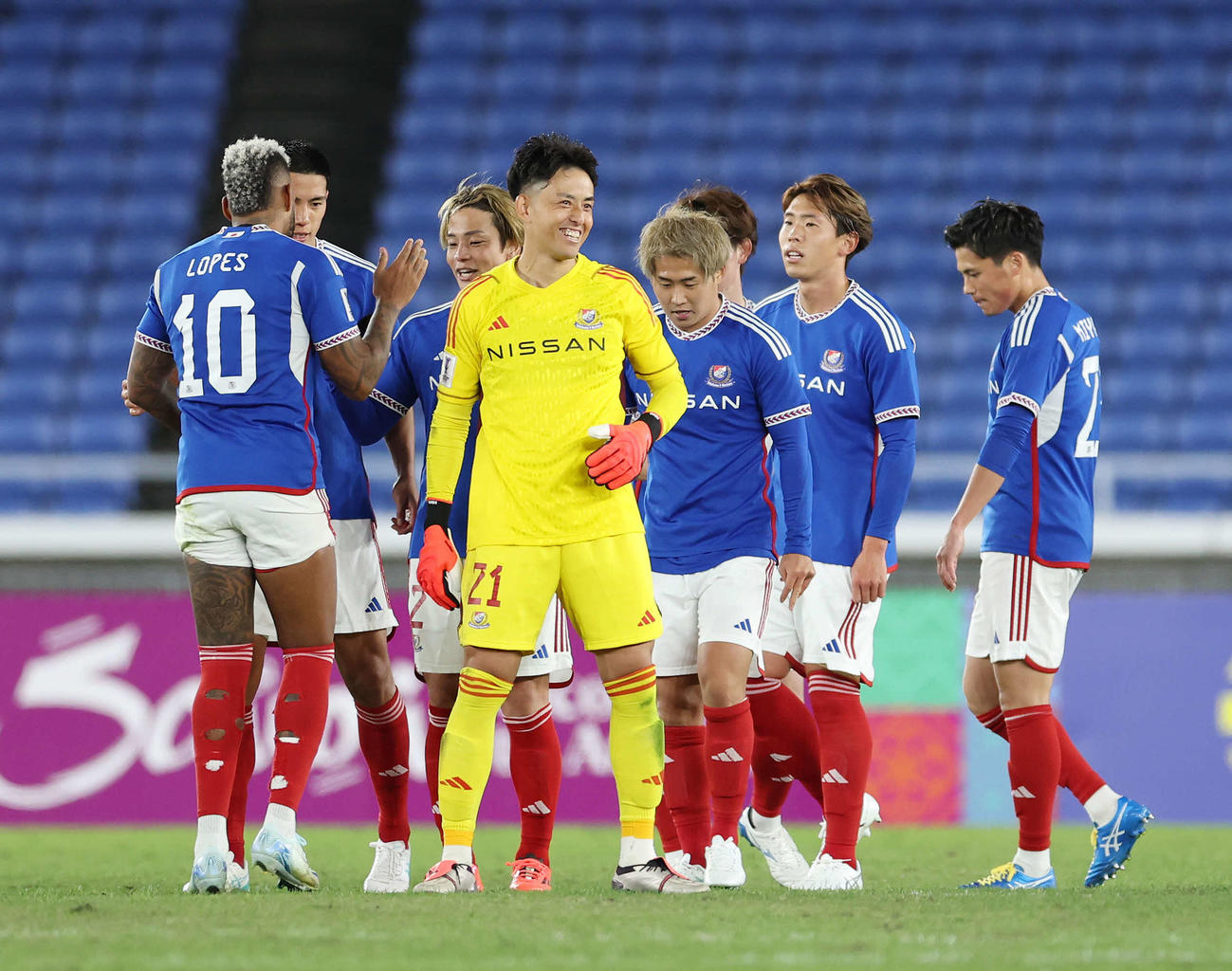 横浜対浦項　勝利し笑顔を見せる横浜GK飯倉（中央）ら（撮影・宮地輝）