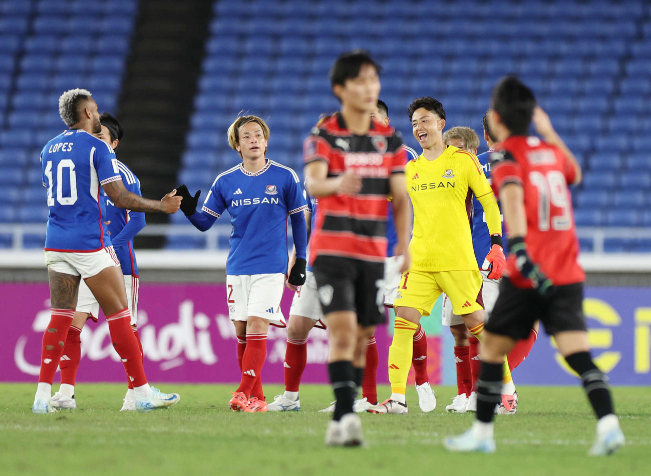 横浜対浦項　勝利しチームメートに笑顔を見せる横浜GK飯倉（後方右）（撮影・宮地輝）