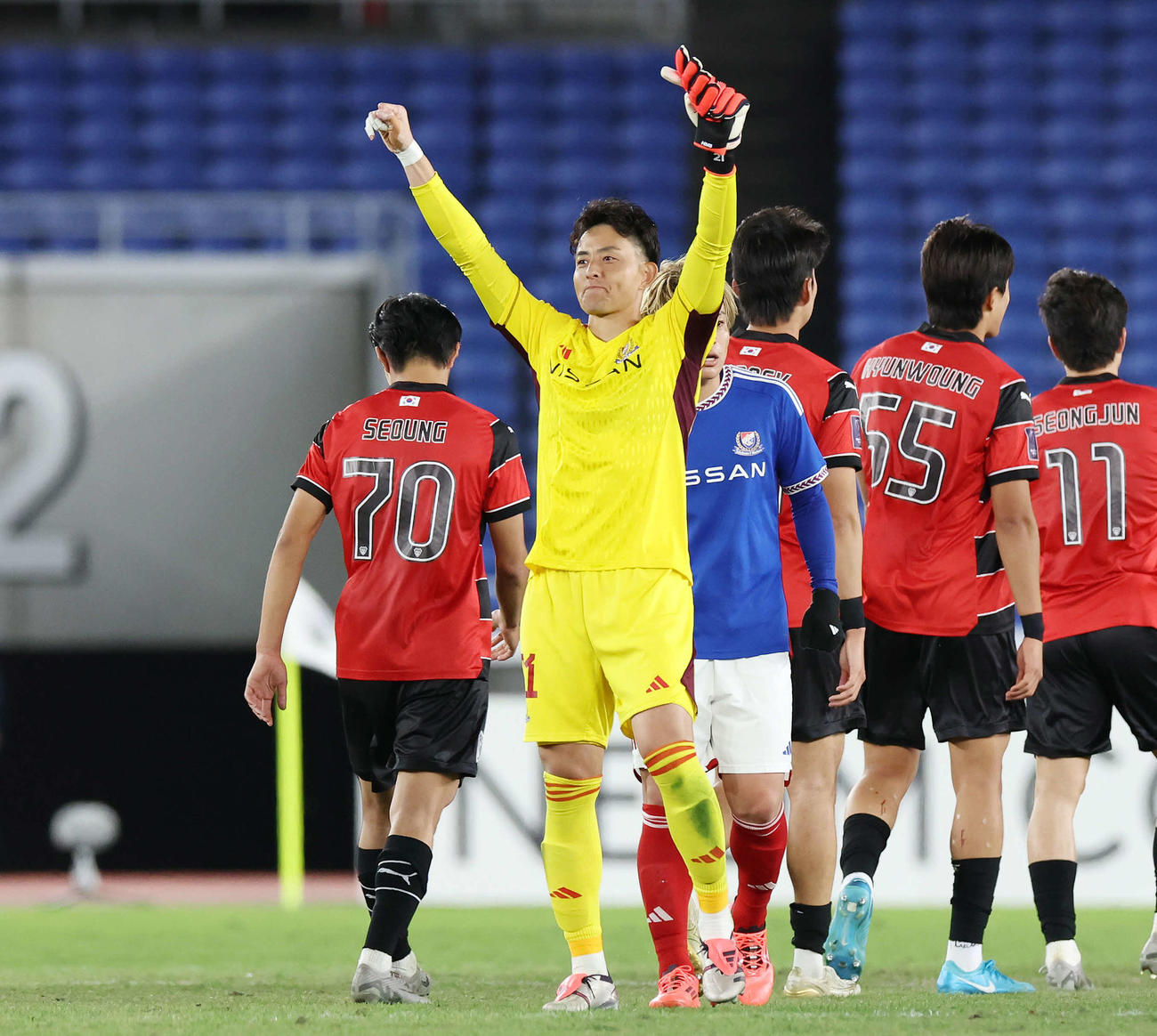 横浜対浦項　PKを止め勝利した横浜GK飯倉は笑顔でガッツポーズする（撮影・宮地輝）