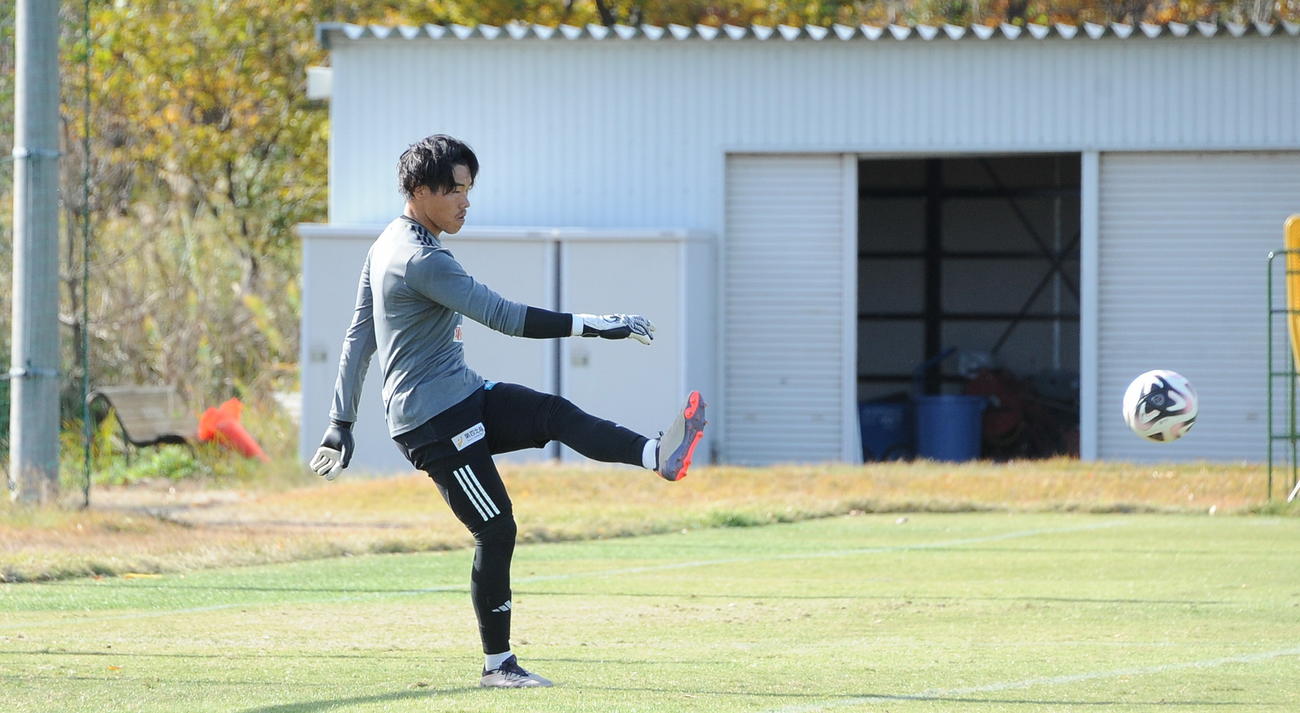 左足でフィードする小島（撮影・小林忠）