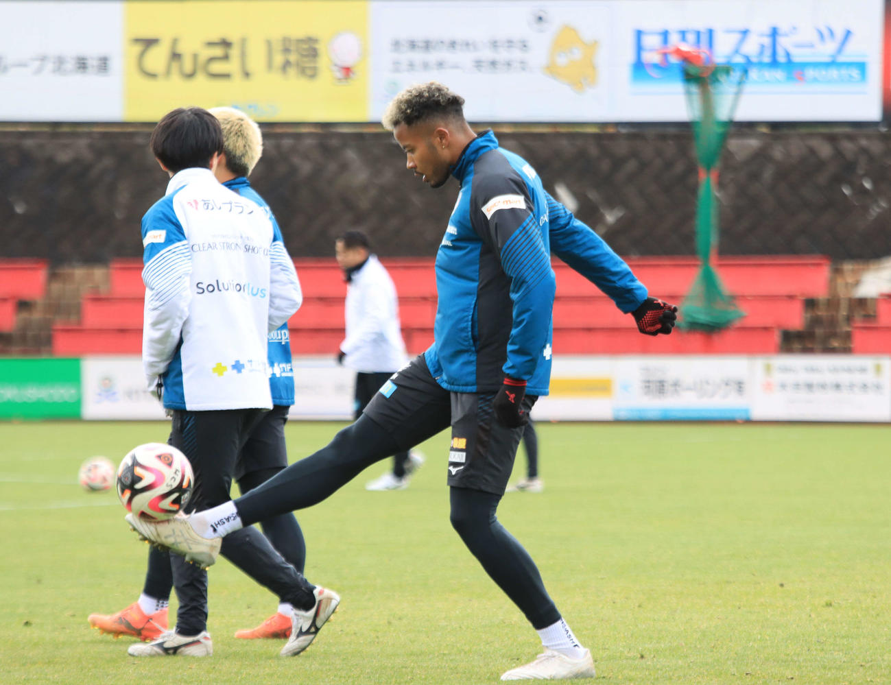 リフティングする札幌鈴木（撮影・保坂果那）