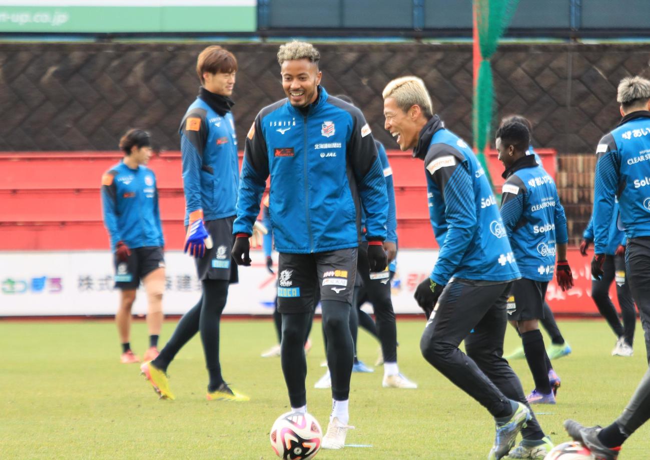 ボール回しに参加する札幌鈴木（手前左）（撮影・保坂果那）