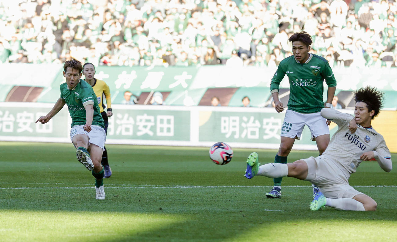 東京V―川崎　前半、ゴールを決める東京V見木（左）（共同）