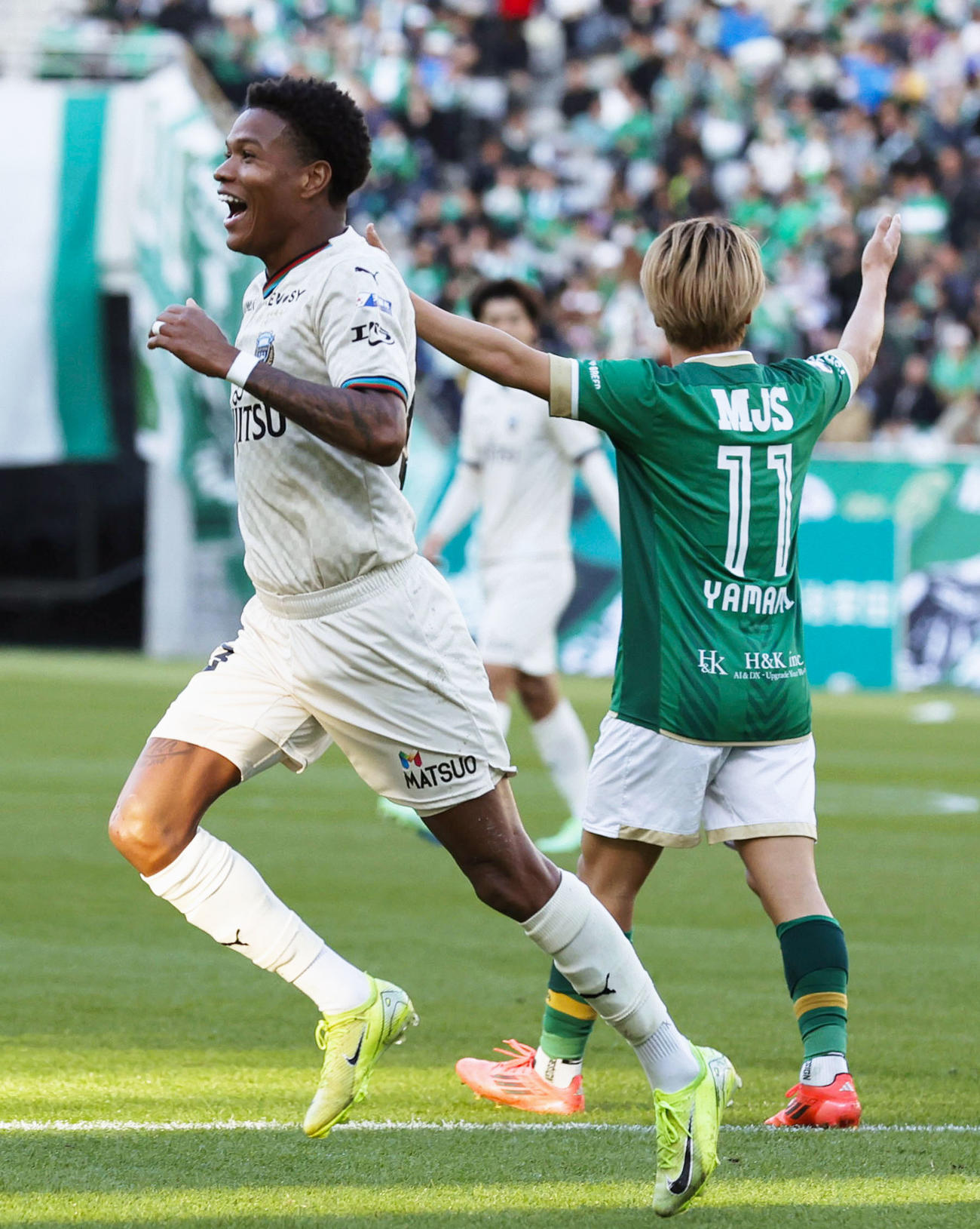 東京V―川崎　後半、チーム4点目のゴールを決め、駆け出す川崎・マルシーニョ（左）＝味スタ（共同）