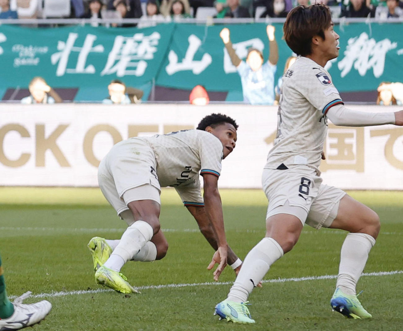 東京V―川崎　後半、チーム4点目のゴールを決める川崎・マルシーニョ（左）＝味スタ（共同）