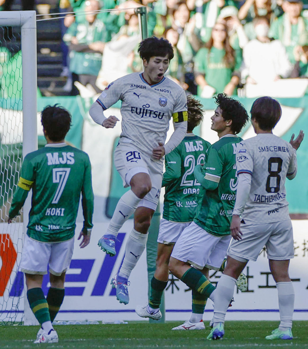 東京V―川崎　前半、PKで先制ゴールを決め、跳び上がって喜ぶ川崎・山田（左から2人目）＝味スタ（共同）