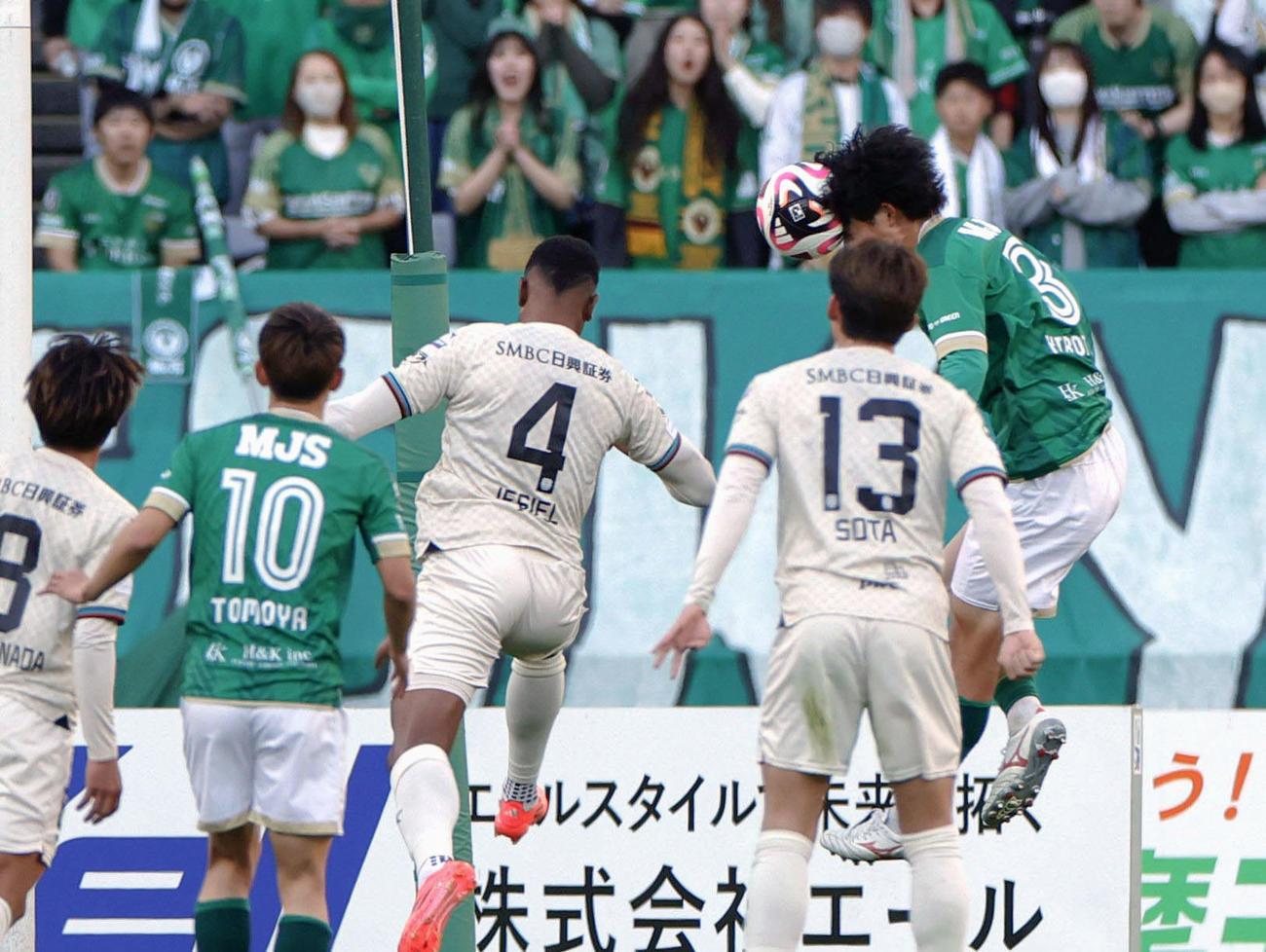 東京V―川崎　後半、ヘディングでチーム3点目のゴールを決める東京V・谷口（右端）＝味スタ（共同）