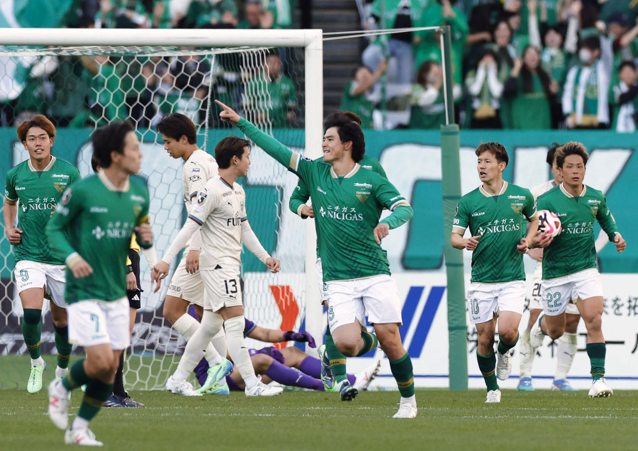 東京V―川崎　後半、チーム2点目のゴールを決め、駆け出す東京V・谷口（中央）＝味スタ（共同）