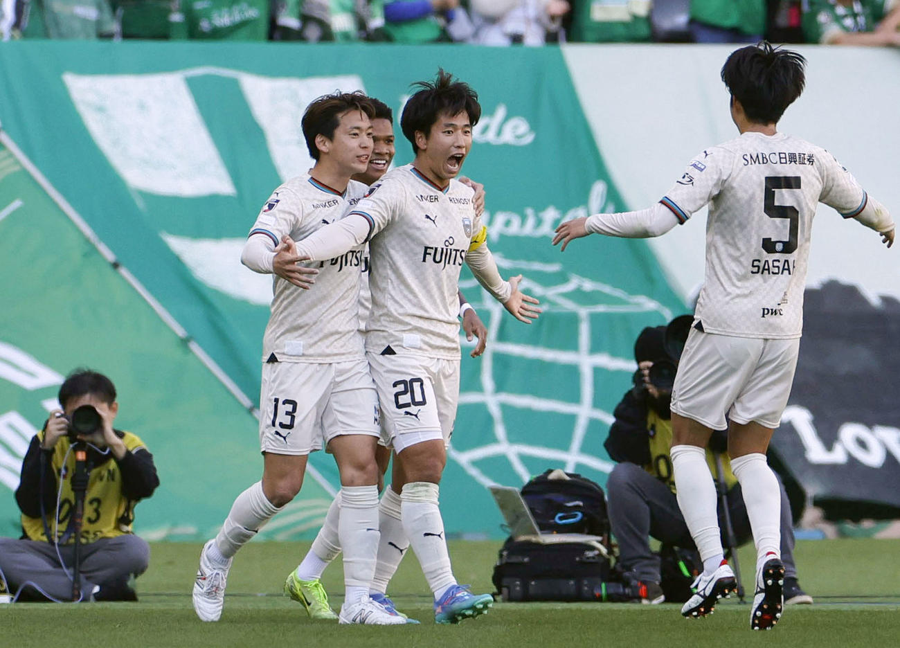 東京V―川崎　前半、自身2点目のゴールを決め、喜ぶ川崎・山田（右から2人目）＝味スタ（共同）