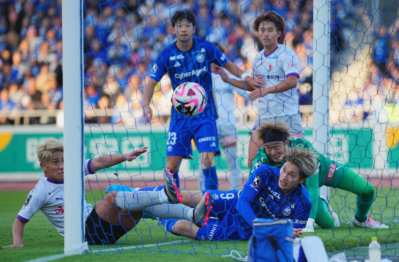 町田対京都　後半、町田相馬勇紀のクロスから先制点が決まる。中央は飛び込む藤尾（撮影・垰建太）
