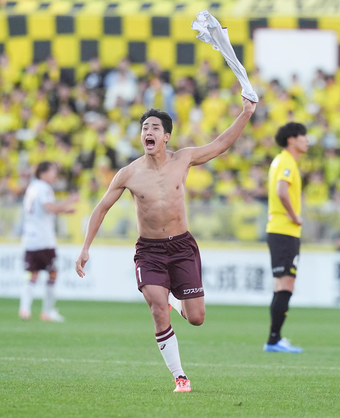 柏対神戸　後半、VARでゴールが認められ、ユニホームを脱ぎ駆け出す神戸武藤（撮影・鈴木みどり）