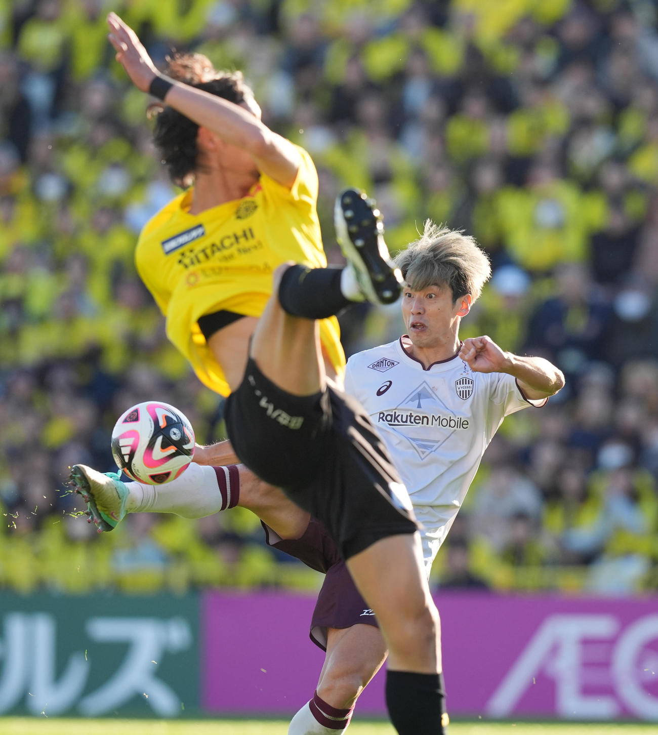 柏対神戸　前半、シュートを放つ神戸大迫（右）（撮影・鈴木みどり）
