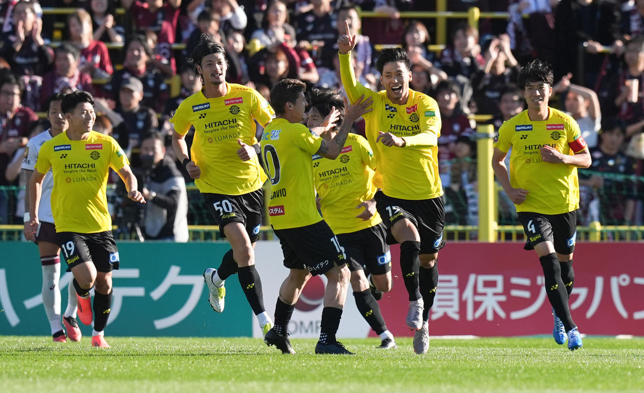 柏対神戸　前半、先制ゴールをヘディングで決め駆け出す柏木下（右から2人目）（撮影・鈴木みどり）