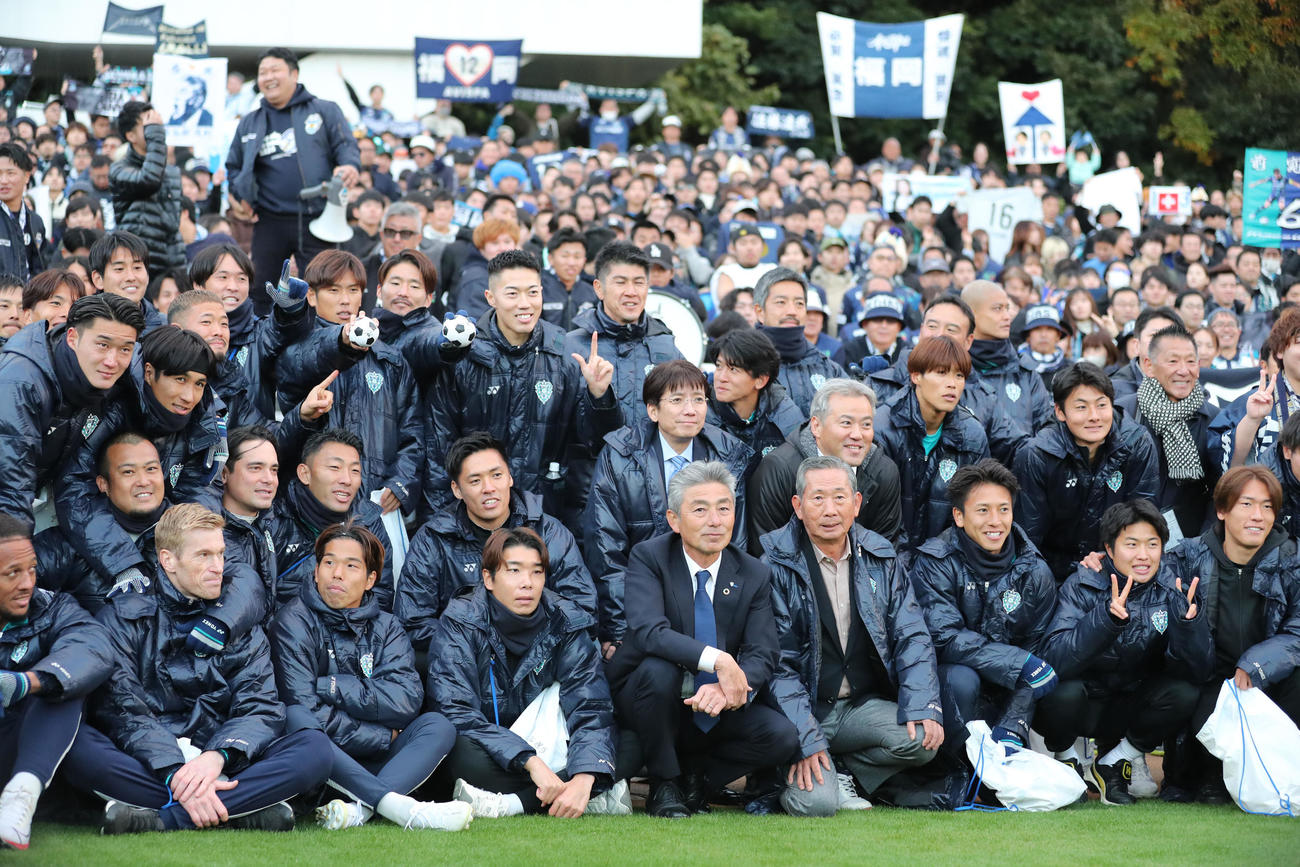 福岡対浦和　ホーム最終戦をサポーターと記念撮影をする福岡イレブンと長谷部監督（撮影・梅根麻紀）