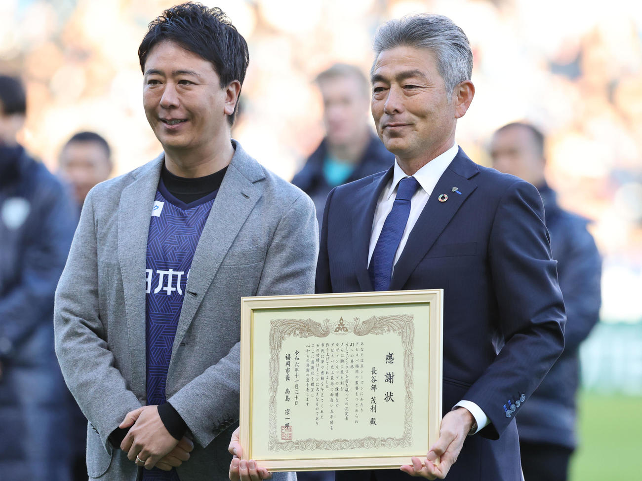 福岡対浦和　高島福岡市長から感謝状を贈られた長谷部監督（右）（撮影・梅根麻紀）