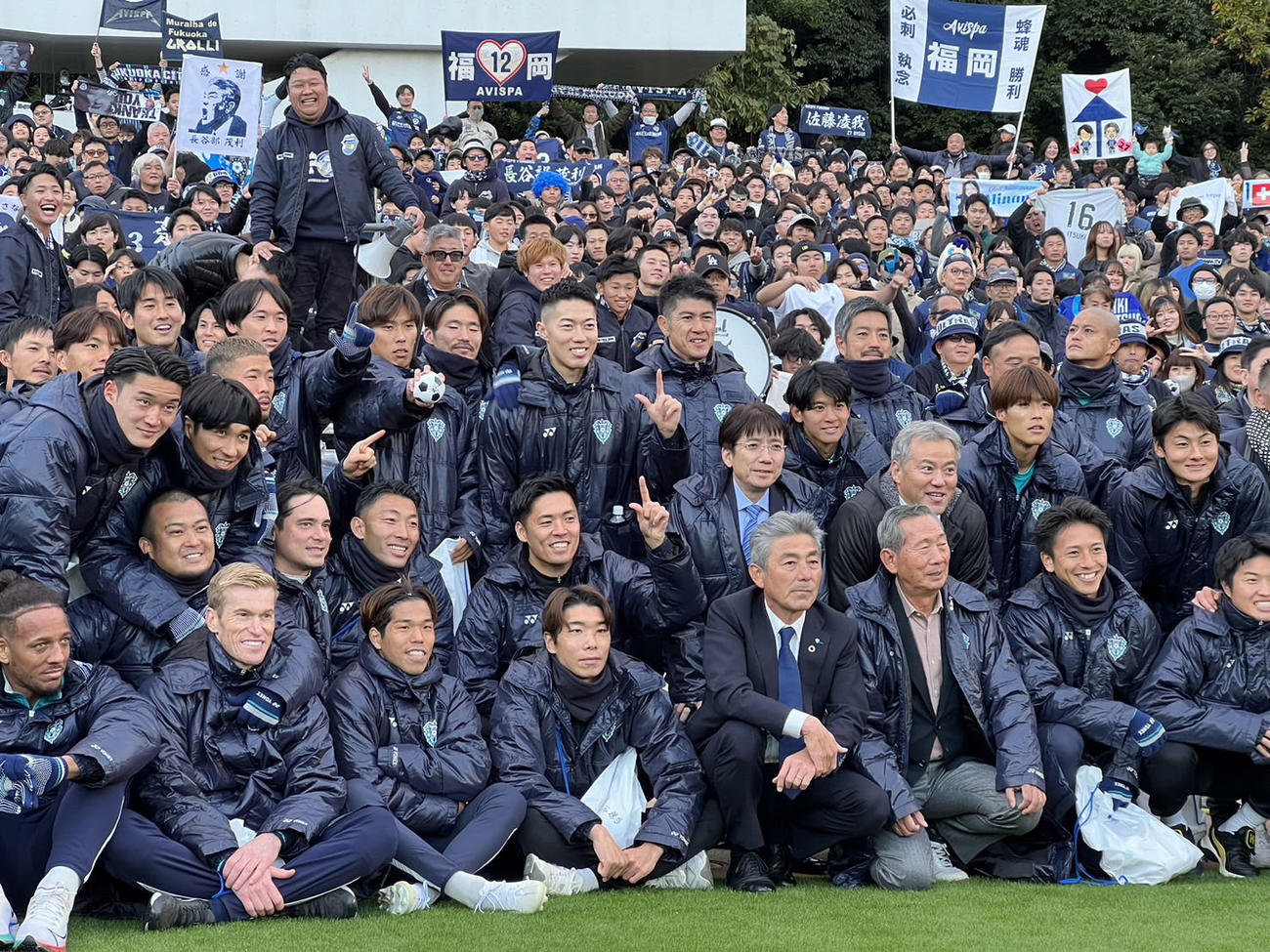 福岡対浦和　ホーム最終戦をサポーターと記念撮影をする福岡イレブンと長谷部監督（撮影・梅根麻紀）