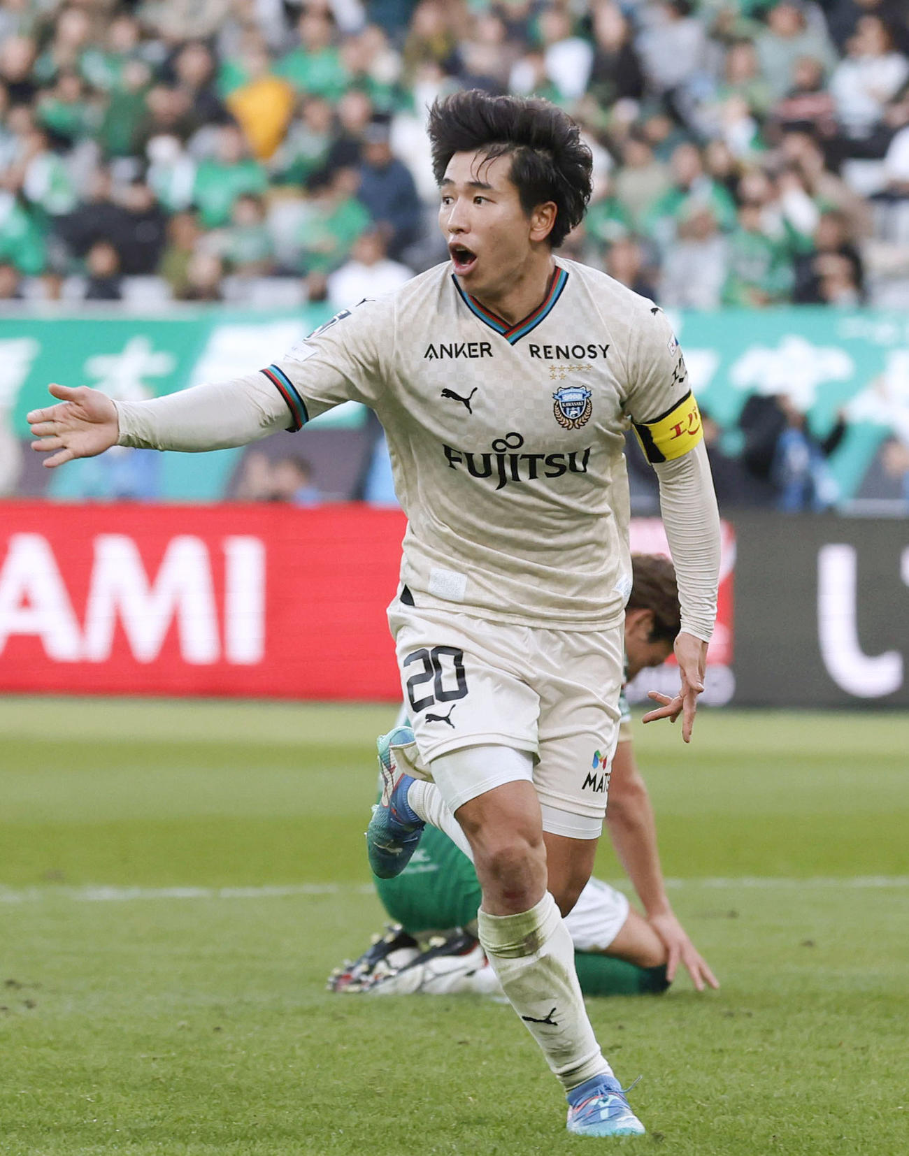試合終了間際、決勝ゴールを決め駆け出す川崎F山田。ハットトリックを達成した（共同）