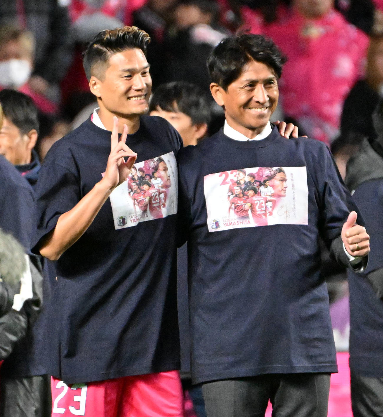 セレモニーで記念撮影をする（左から）C大阪山下、小菊監督（撮影・石井愛子）