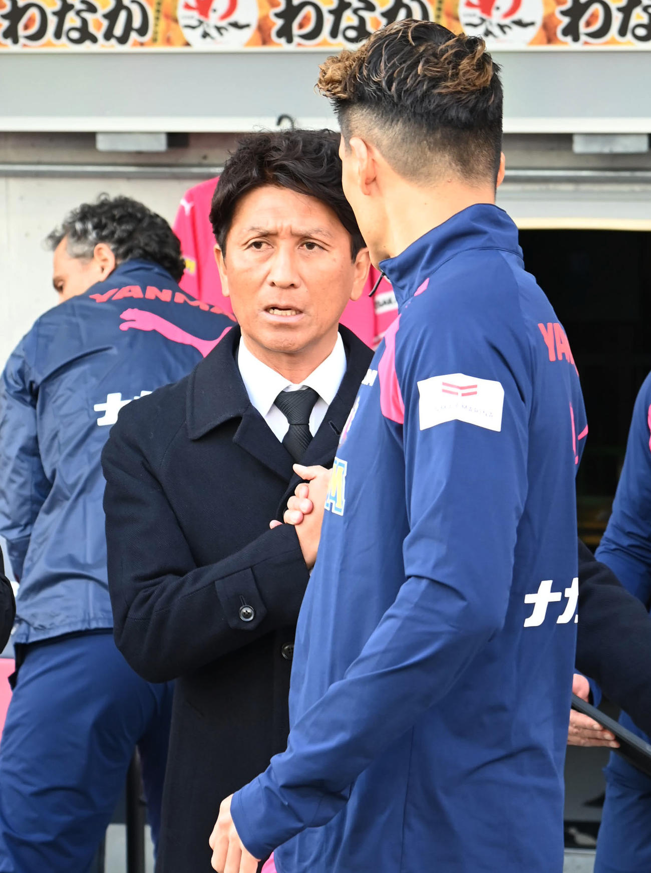 C大阪対鹿島　試合前握手する（左から）C大阪の小菊監督、山下（撮影・石井愛子）