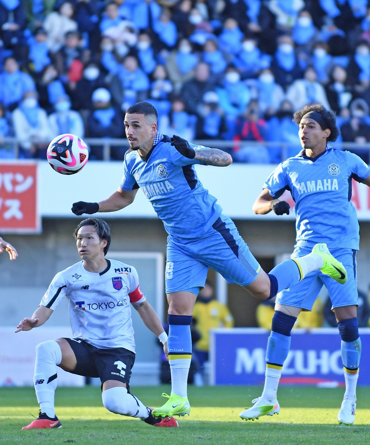 後半、ヘディングで同点ゴールを決める磐田ペイショット（中央）