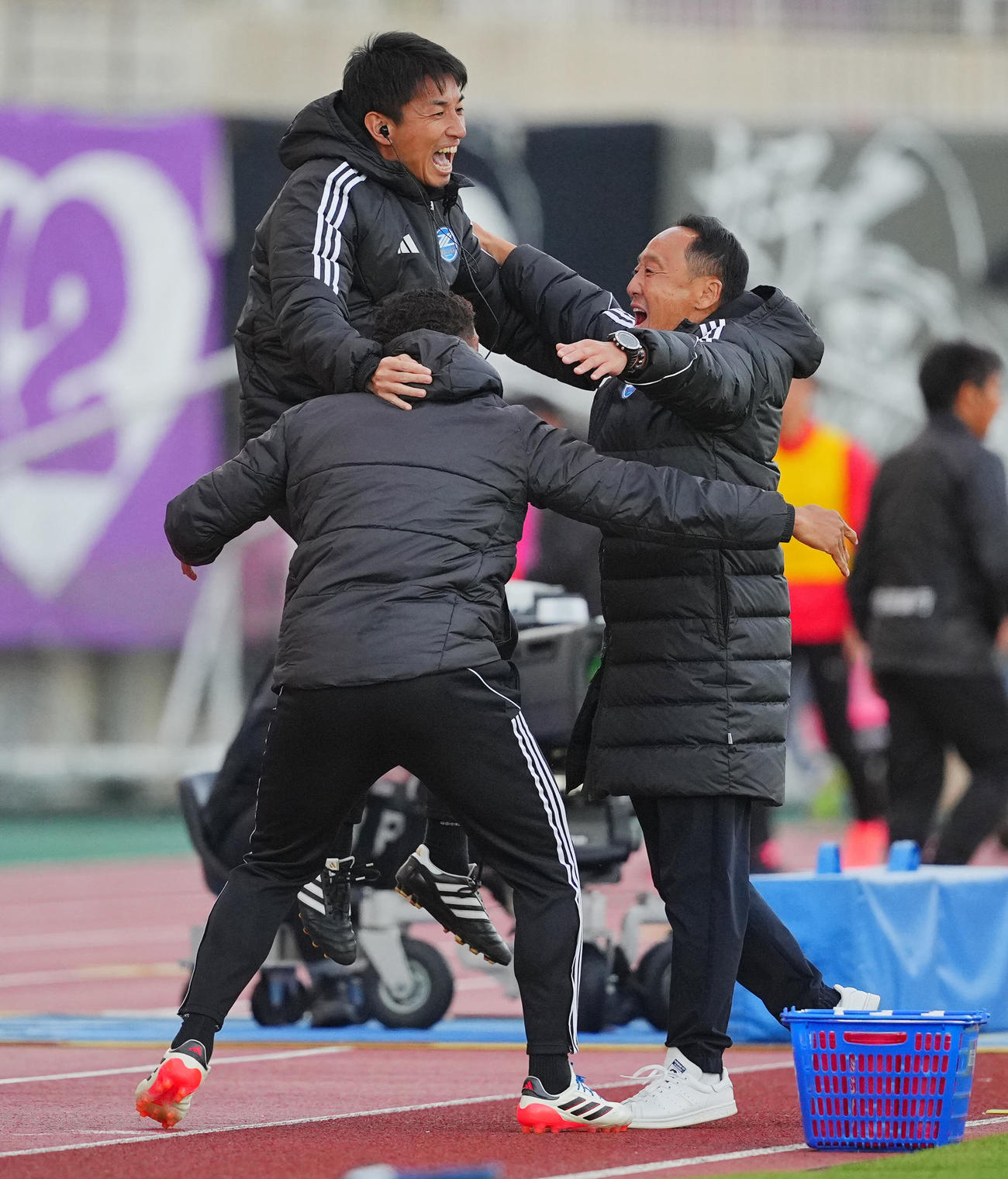 町田対京都　京都に勝利し喜ぶ町田黒田監督（右）ら（撮影・垰建太）