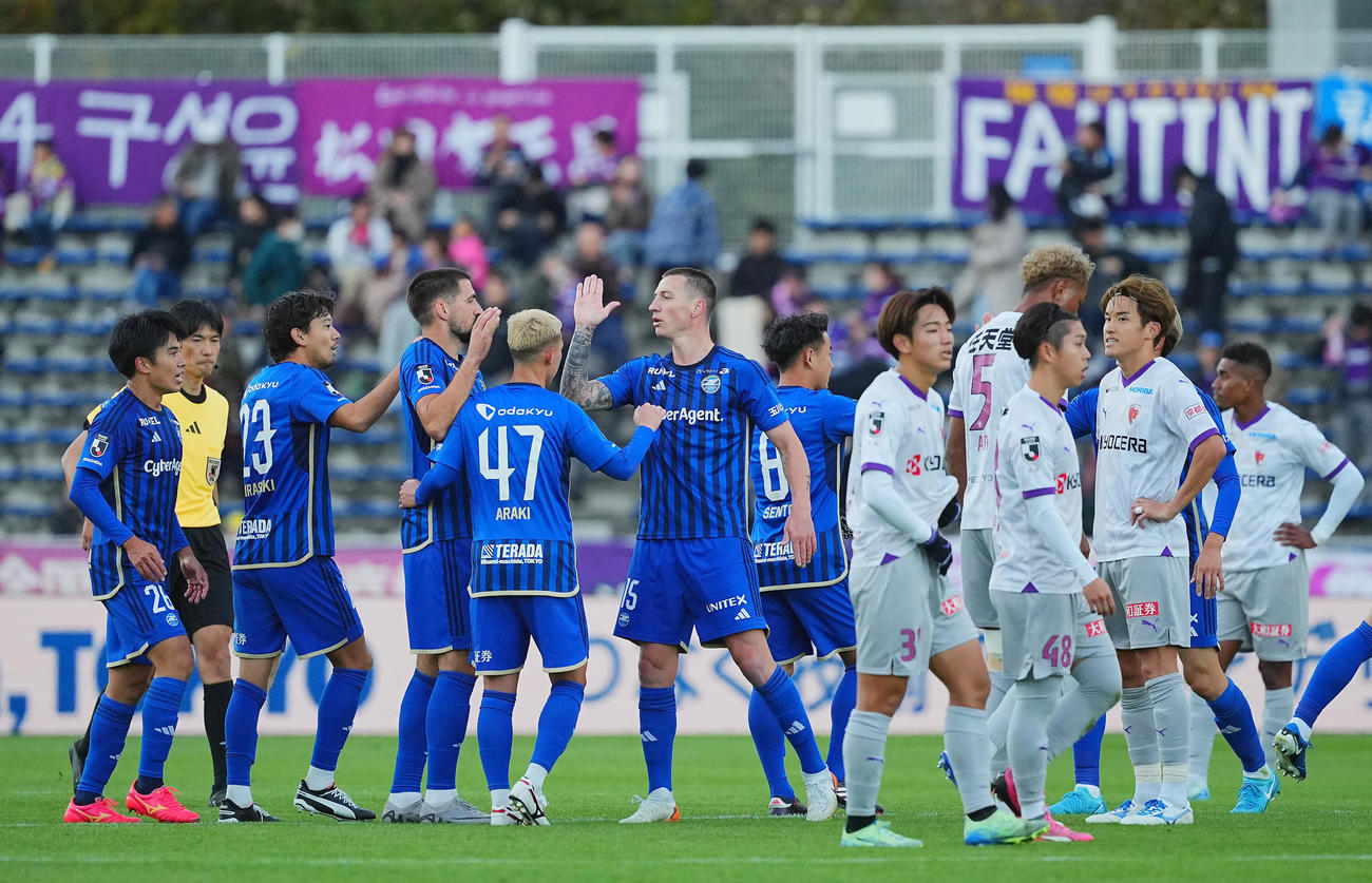 町田対京都　京都に勝利し喜び合う町田の選手たち（撮影・垰建太）