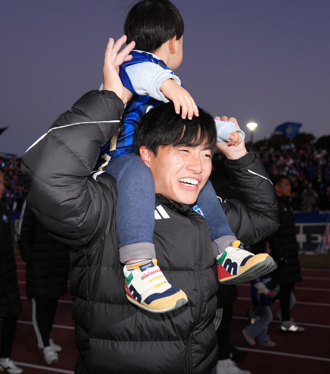 町田対京都　ホーム最終戦セレモニーで子どもを肩車する町田相馬（撮影・垰建太）