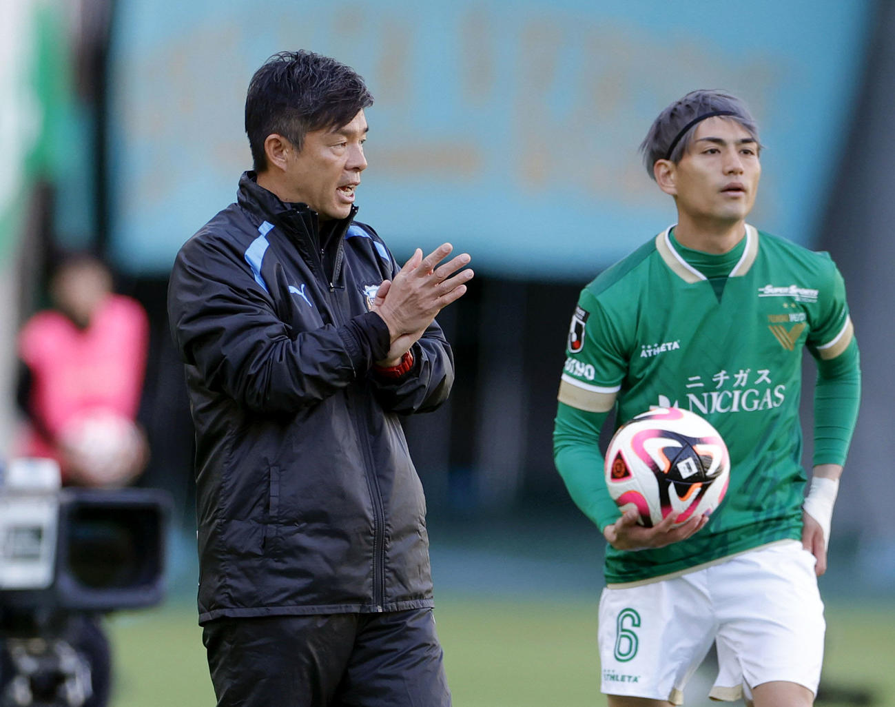 前半、指示を出す川崎F鬼木監督（左）（共同）