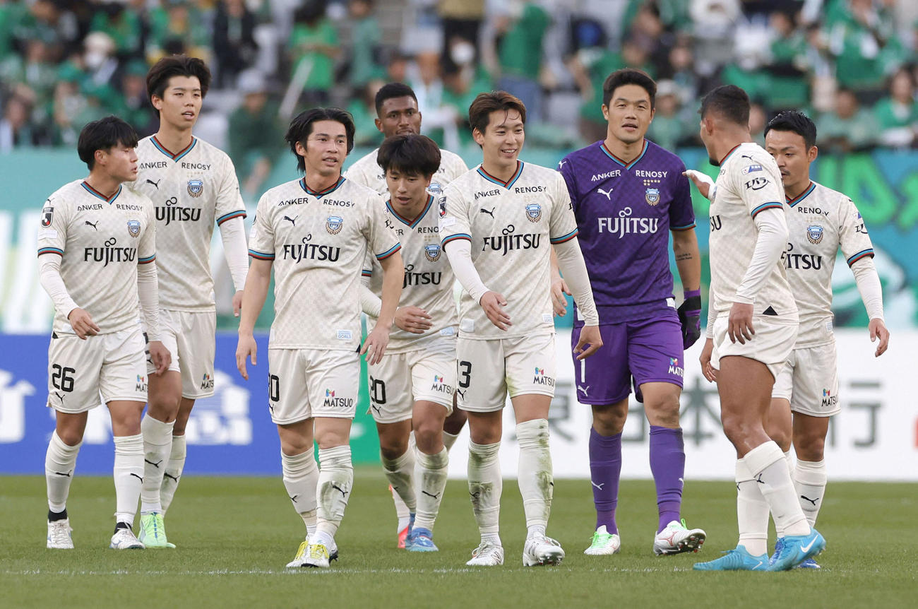 東京Vに競り勝ち、喜ぶ川崎イレブン（共同）