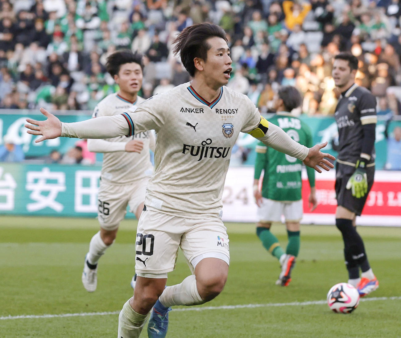 東京V―川崎　試合終了間際、決勝ゴールを決め駆け出す川崎・山田（手前）。ハットトリックを達成した（共同）