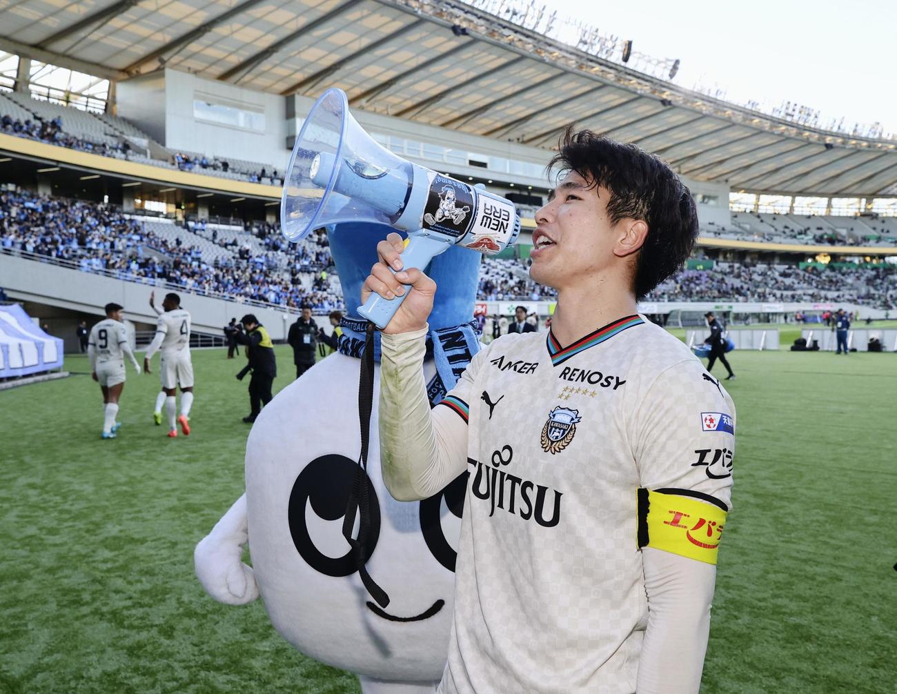 東京Vに競り勝ち、サポーターにあいさつする川崎・山田（共同）