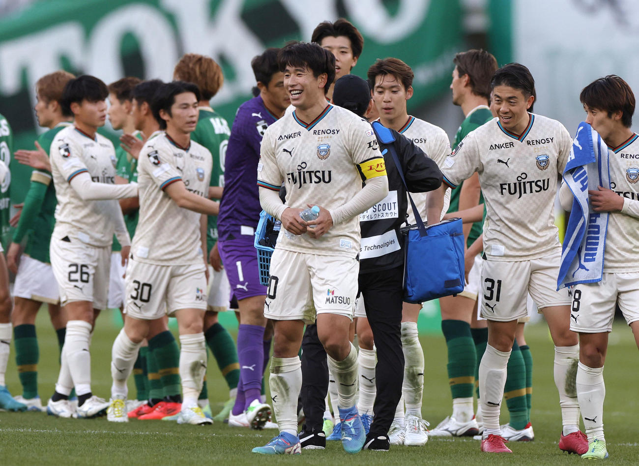 東京Vに競り勝ち、笑顔を見せる川崎・山田（中央）（共同）