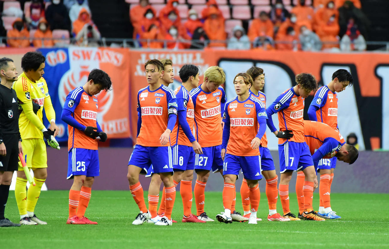 新潟対G大阪　試合に敗れ、肩を落とす新潟イレブン（撮影・大島享也）