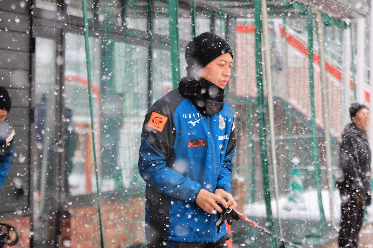 広島戦前日練習のため、クラブハウスからピッチに出る札幌荒野（撮影・保坂果那）