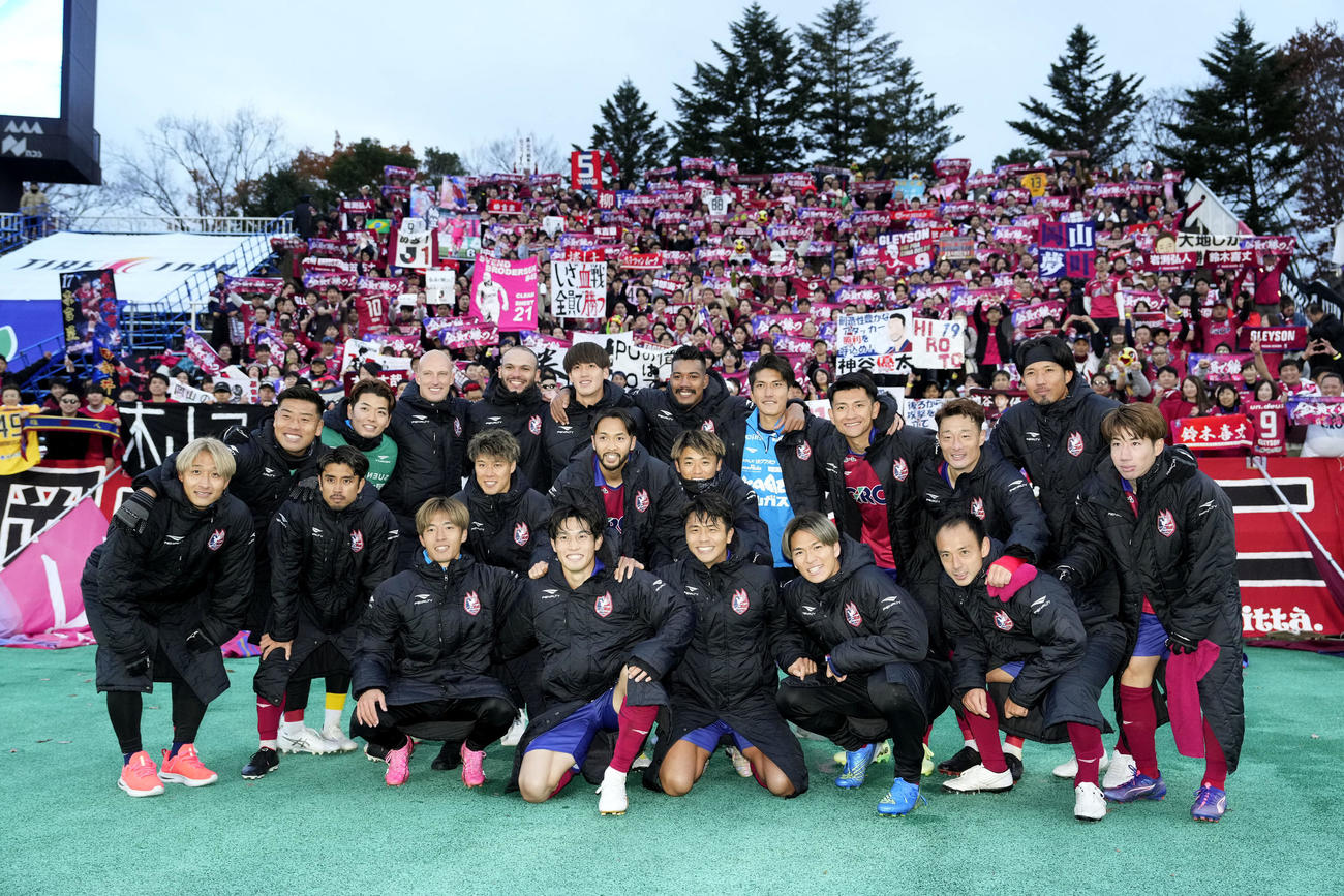 山形に快勝し、サポーターと写真に納まる岡山の選手たち（共同）