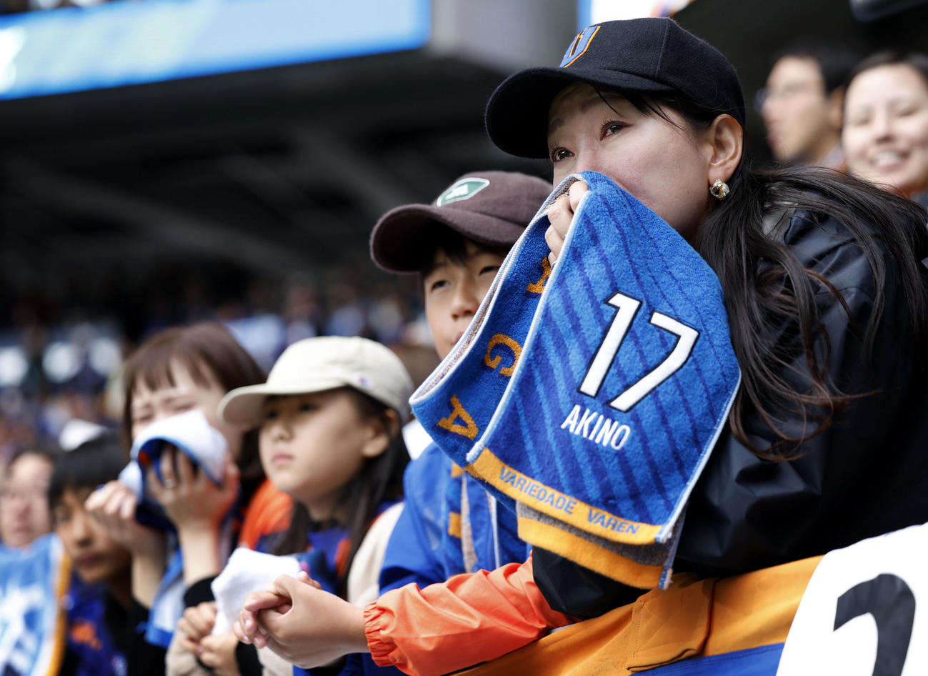 J1昇格プレーオフ準決勝で仙台に敗れ、涙ぐむ長崎サポーター（共同）