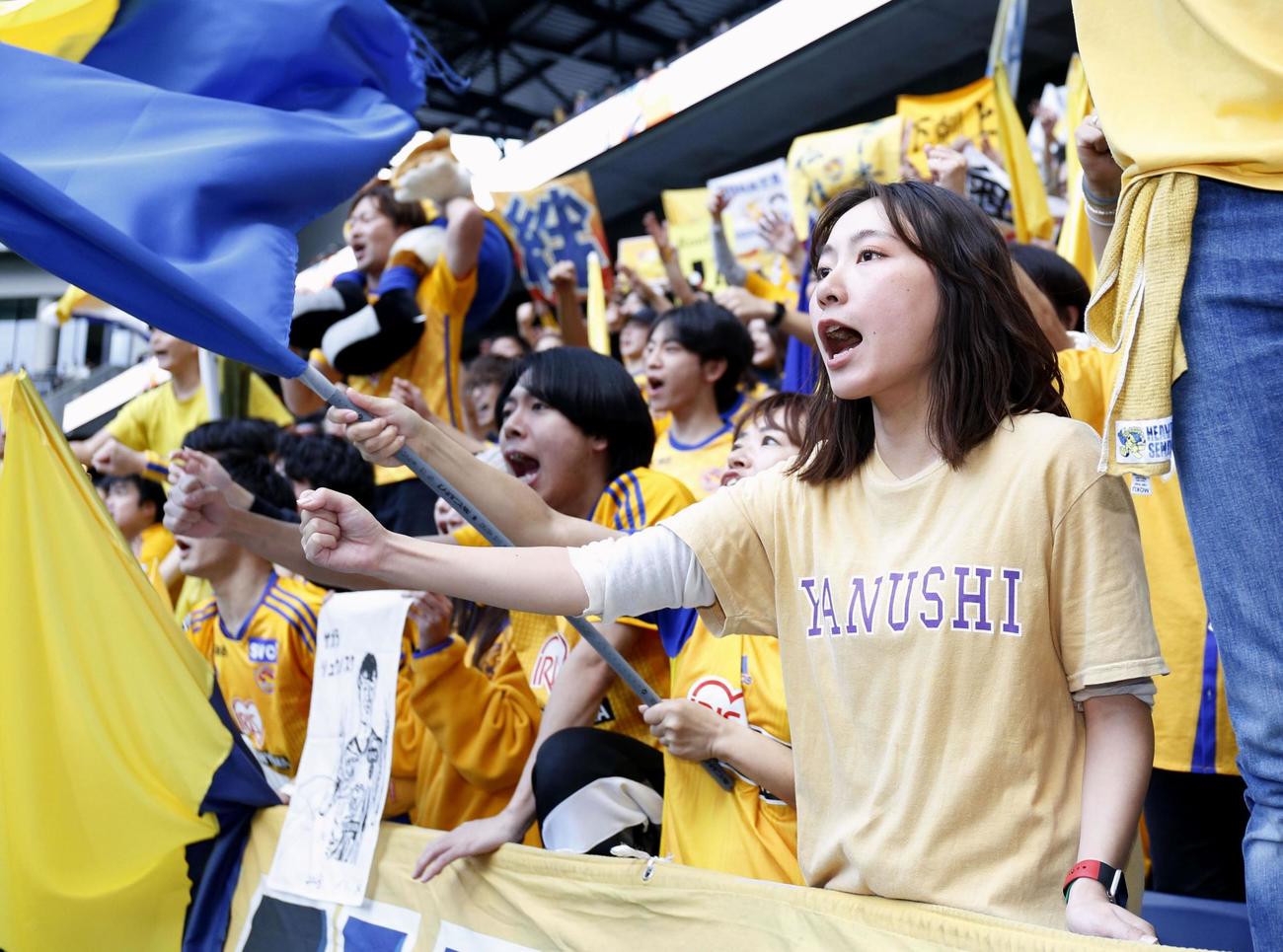 J1昇格プレーオフ準決勝で長崎に勝利し、声援を送る仙台サポーター（共同）