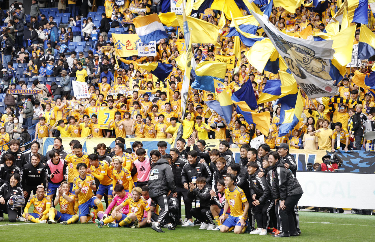 J1昇格プレーオフ準決勝で長崎に勝利し、サポーターと記念撮影する仙台イレブン（共同）