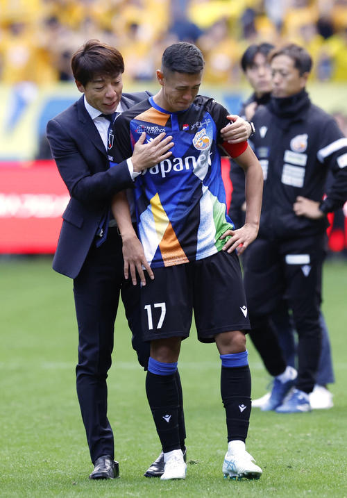 J1昇格プレーオフ準決勝で仙台に敗れ、下平監督（左）に声をかけられる長崎秋野（共同）