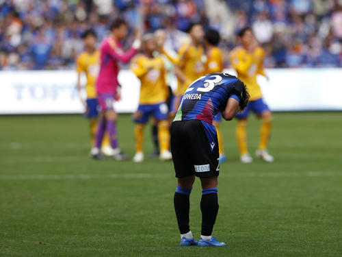 J1昇格プレーオフ準決勝で仙台に敗れ、肩を落とす長崎米田（手前）（共同）