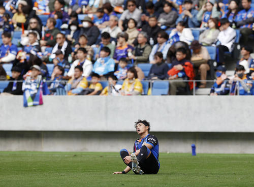 J1昇格プレーオフ準決勝で仙台に敗れ、座り込む長崎増山（共同）