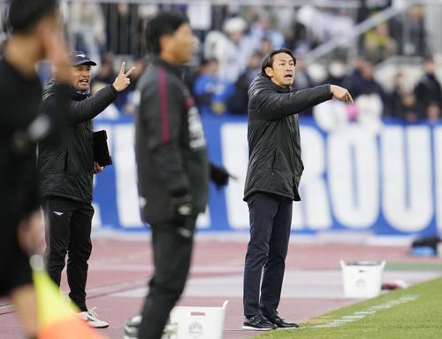 山形―岡山　後半、指示を出す山形渡辺監督（右）（共同）