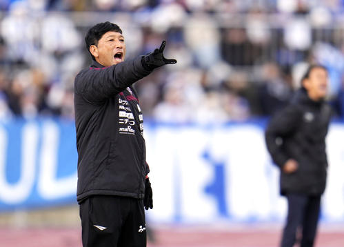 山形―岡山　前半、指示を出す岡山木山監督（共同）
