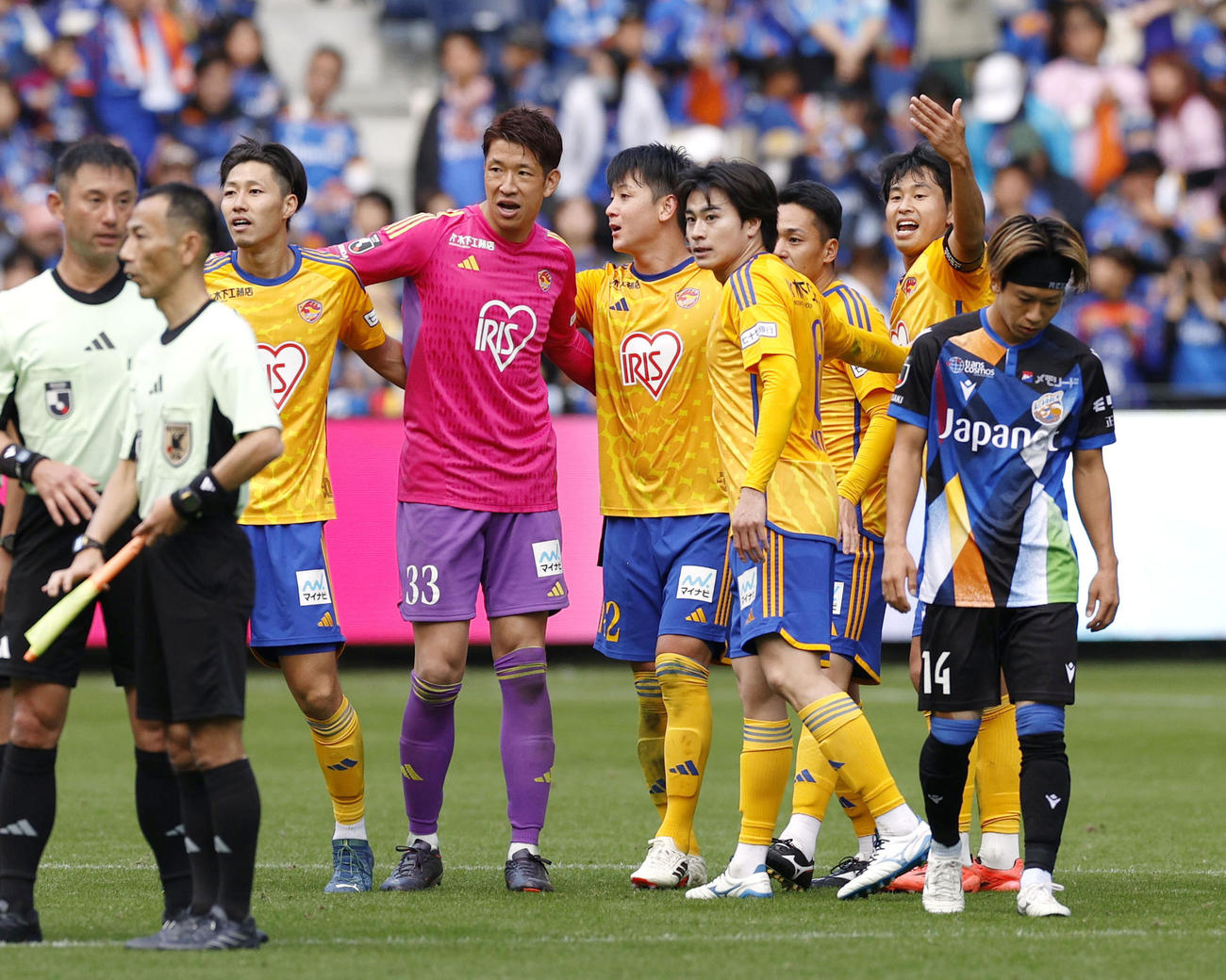 J1昇格プレーオフ準決勝で長崎に勝利し、喜ぶ仙台イレブン（共同）