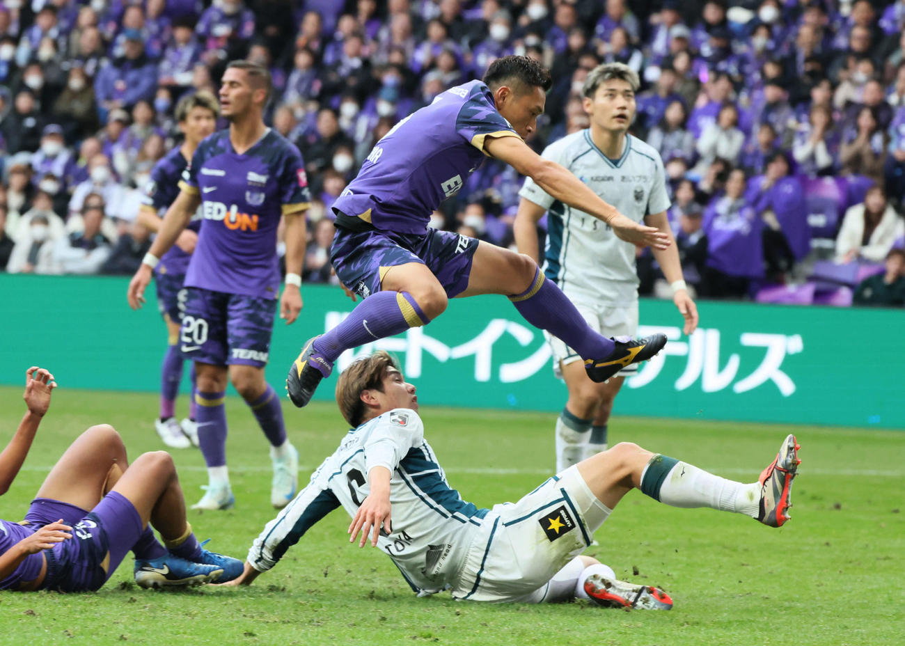 広島対札幌　引退する広島青山（中央）は後半、試合に出場した（撮影・加藤孝規）