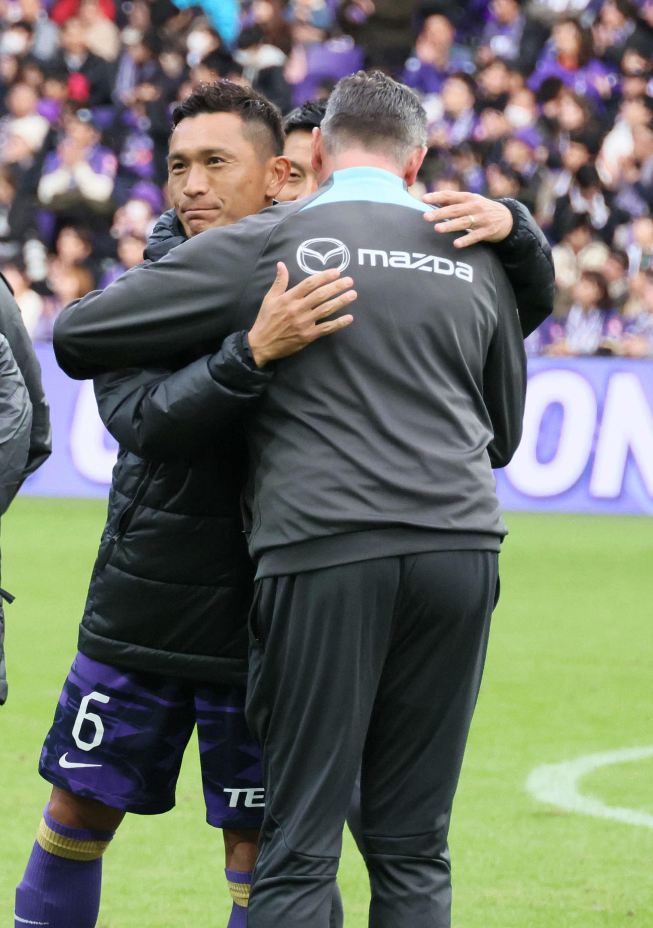 広島対札幌　引退セレモニーで広島スキッベ監督と抱擁する広島青山（撮影・加藤孝規）