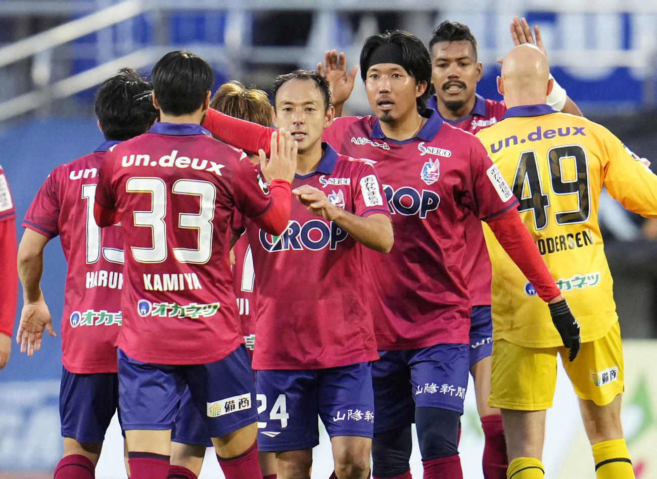 山形に快勝し、タッチを交わす岡山イレブン（共同）